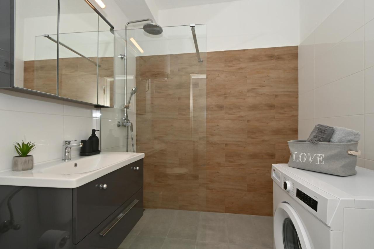 Relax With Jacuzzi Split Area Apartment Zrnovnica
