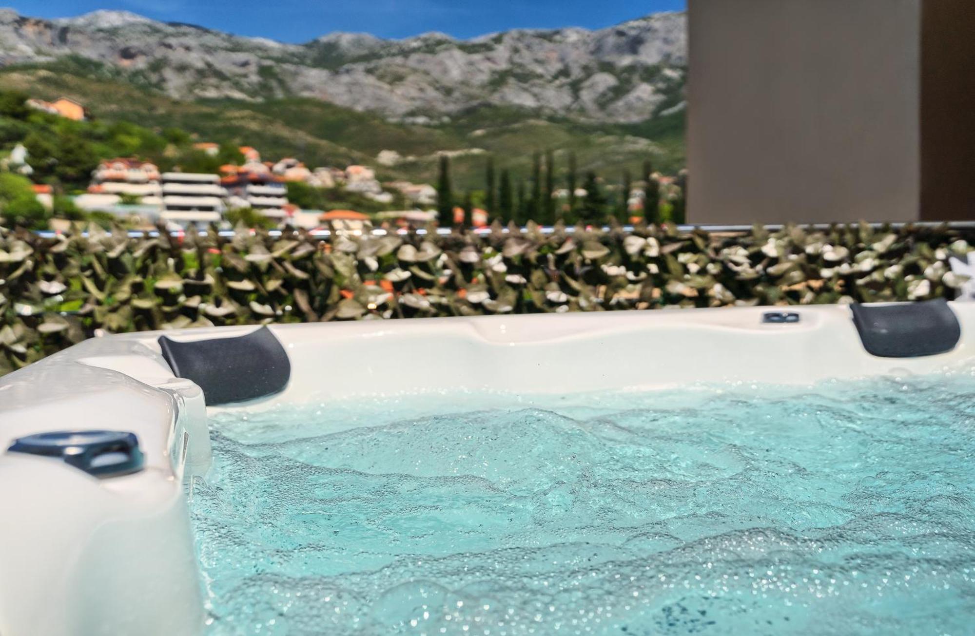 Relax With Jacuzzi Split Area Apartment Zrnovnica