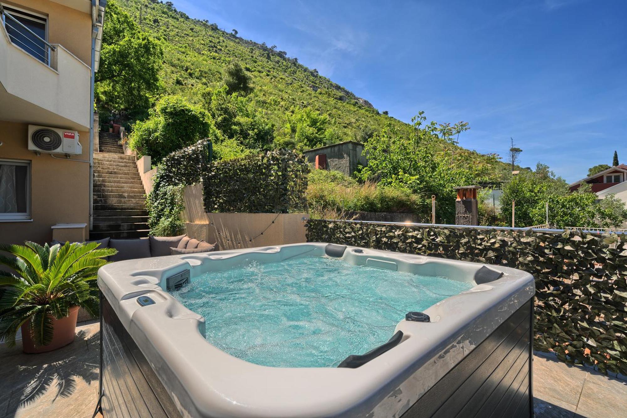 Relax With Jacuzzi Split Area Apartment